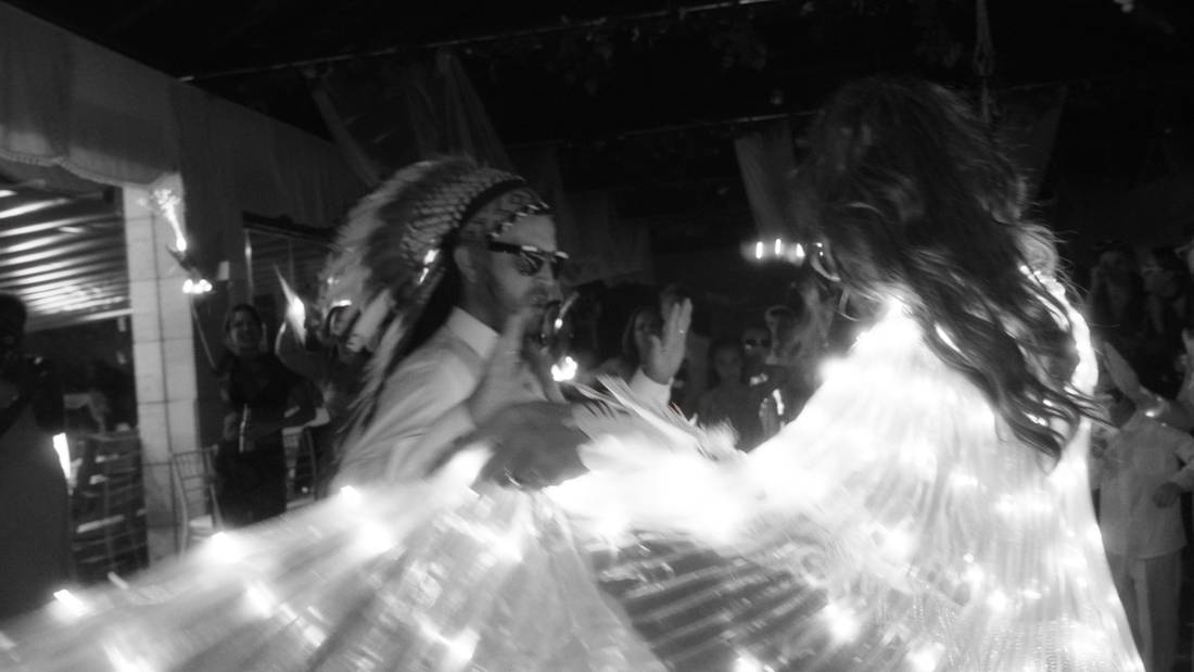 Baile en blanco y negro con luces