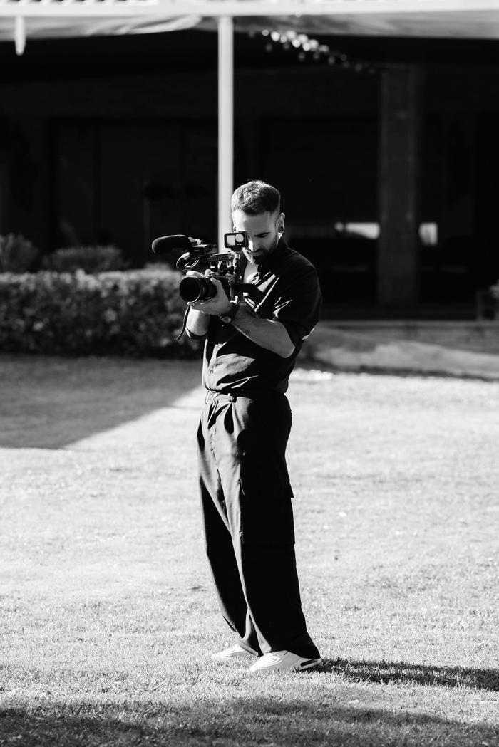 Marc grabando una boda en un jardín